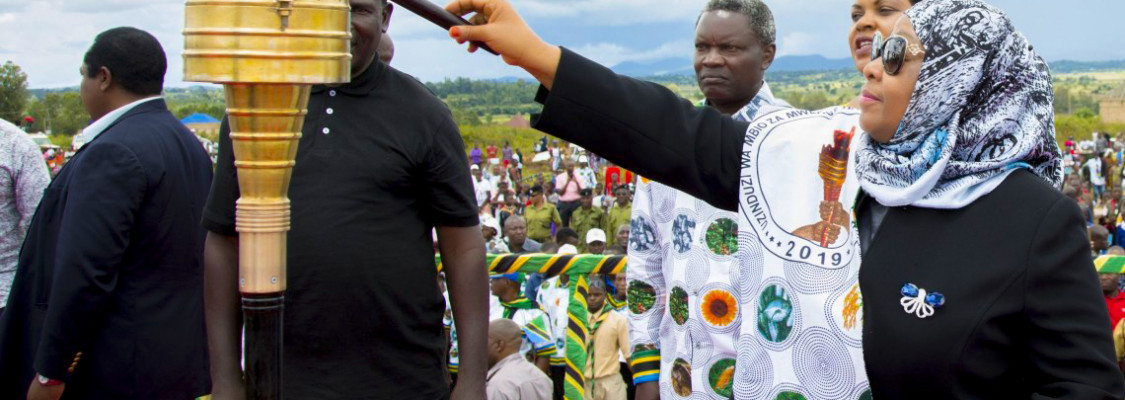 Makamu wa Rais wa Jamhuri ya Muungano wa Tanzania Mhe. Samia Suluhu Hassan akiwasha Mwenge kuashiria kuzinduliwa kwa Mbio za Mwenge wa Uhuru Kitaifa, 2019.