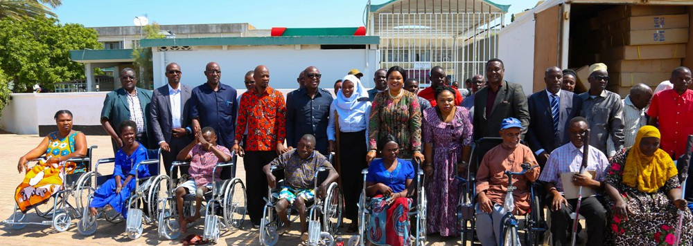Waziri Mhagama akiwa kwenye picha ya pamoja na baadhi ya Watu wenye Ulemavu waliokabidhiwa vifaa saidizi na Kampuni ya Singara Tanzania (TCC Plc) Jijini Dodoma.