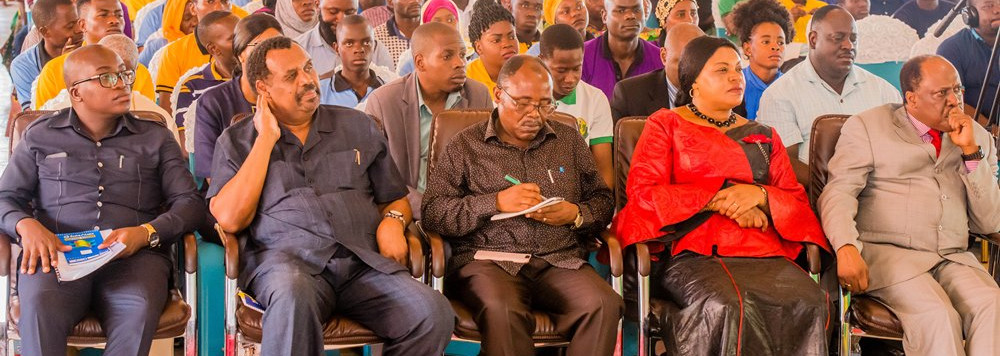 Waziri Mhagama akifuatilia madahalo wa Kumbukizi ya Miaka 20 bila Baba wa Taifa, wa pili kutoka kushoto ni Waziri wa Vijana, Utamaduni, Sanaa na Michezo Mhe. Balozi Ali Abeid Karume na Naibu Waziri, Ofisi ya Waziri Mkuu Mhe. Anthony Mavunde.