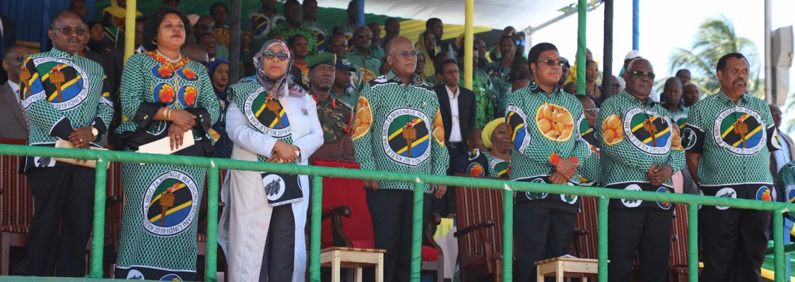 Rais wa Jamhuri ya Muungano wa Tanzania Dkt. John Pombe Magufuli akiwa Jukwaa kuu na viongozi wengine wa kitaifa wakati wa sherehe za Kilele cha Mbio za Mwenge wa Uhuru Mwaka 2019, Mkoani Lindi