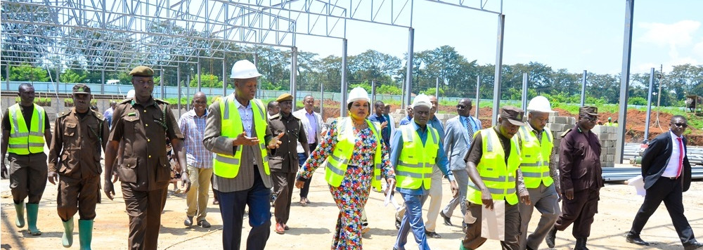 Waziri Mhagama akikagua majengo ya Kiwanda kipya cha bidhaa za Ngozi cha Karanga alipokuwa akikagua maendeleo ya ujenzi wa kiwanda hicho.
