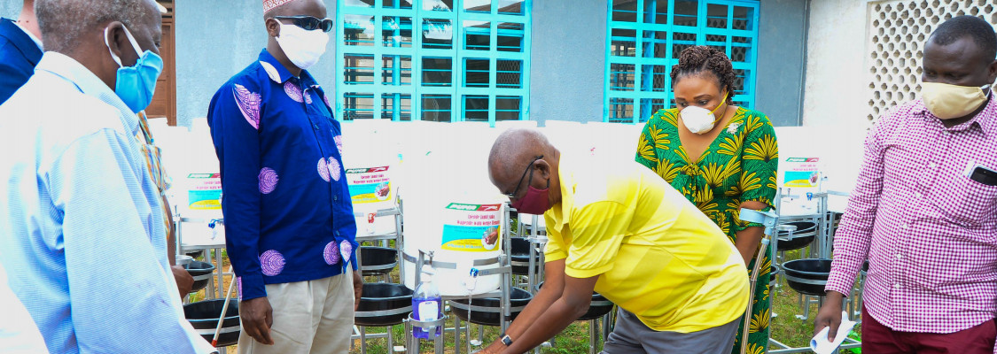 Naibu Waziri, Ofisi ya Waziri Mkuu anayeshughulikia Watu Wenye Ulemavu Mhe. Stella Ikupa akikabidhi vifaa vya Kukabiliana na Ugonjwa wa Corona kwa Shirikisho la Vyama vya Watu Wenye Ulemavu (SHIVYAWATA).
