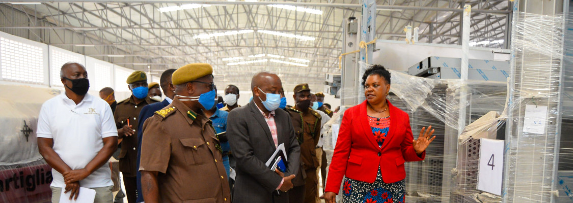 Waziri Mhagama akikagua baadhi ya mishine za kuchakata bidhaa za Ngozi katika Kiwanda cha Karanga alipofanya ziara ya kukagua maendeleo ya ujenzi wa kiwanda hicho.